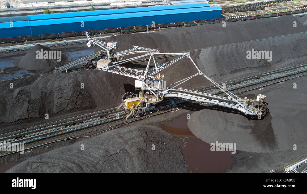 Stapler - Reclaimer an Kohle Terminal im Hafen Stockfoto