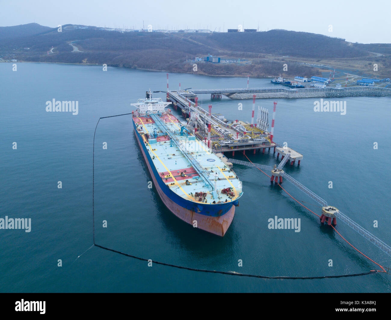 Flüssige Öltanker in Port mit Ausleger eingezäunt Stockfoto Flüssige Öltanker in Port mit Ausleger eingezäunt Stockfoto