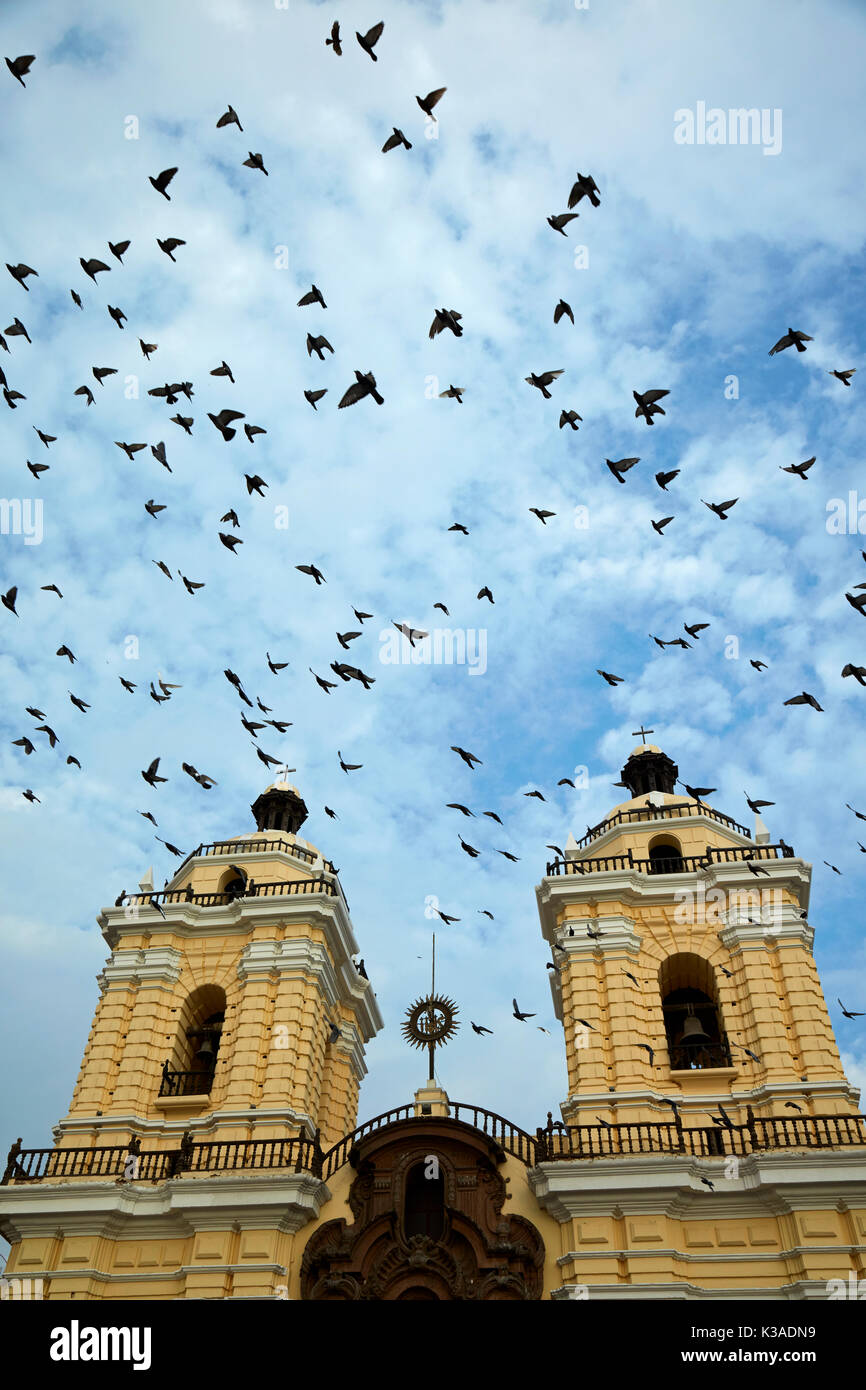 Tauben und Türme von San Francisco Kirche (umgebaut 1672), das historische Zentrum von Lima (Weltkulturerbe), Peru, Südamerika Stockfoto