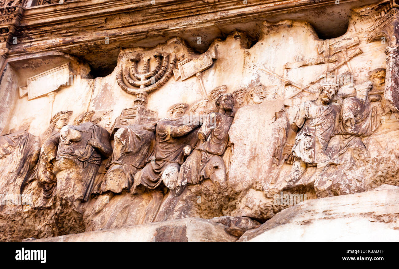 Titus Arch römischen Beute Menorah Tempel Jerusalem Forum Rom Italien. Stone Arch wurde in 81 AD zu Ehren von Kaiser Vespasian und sein Sohn Titus für Stockfoto