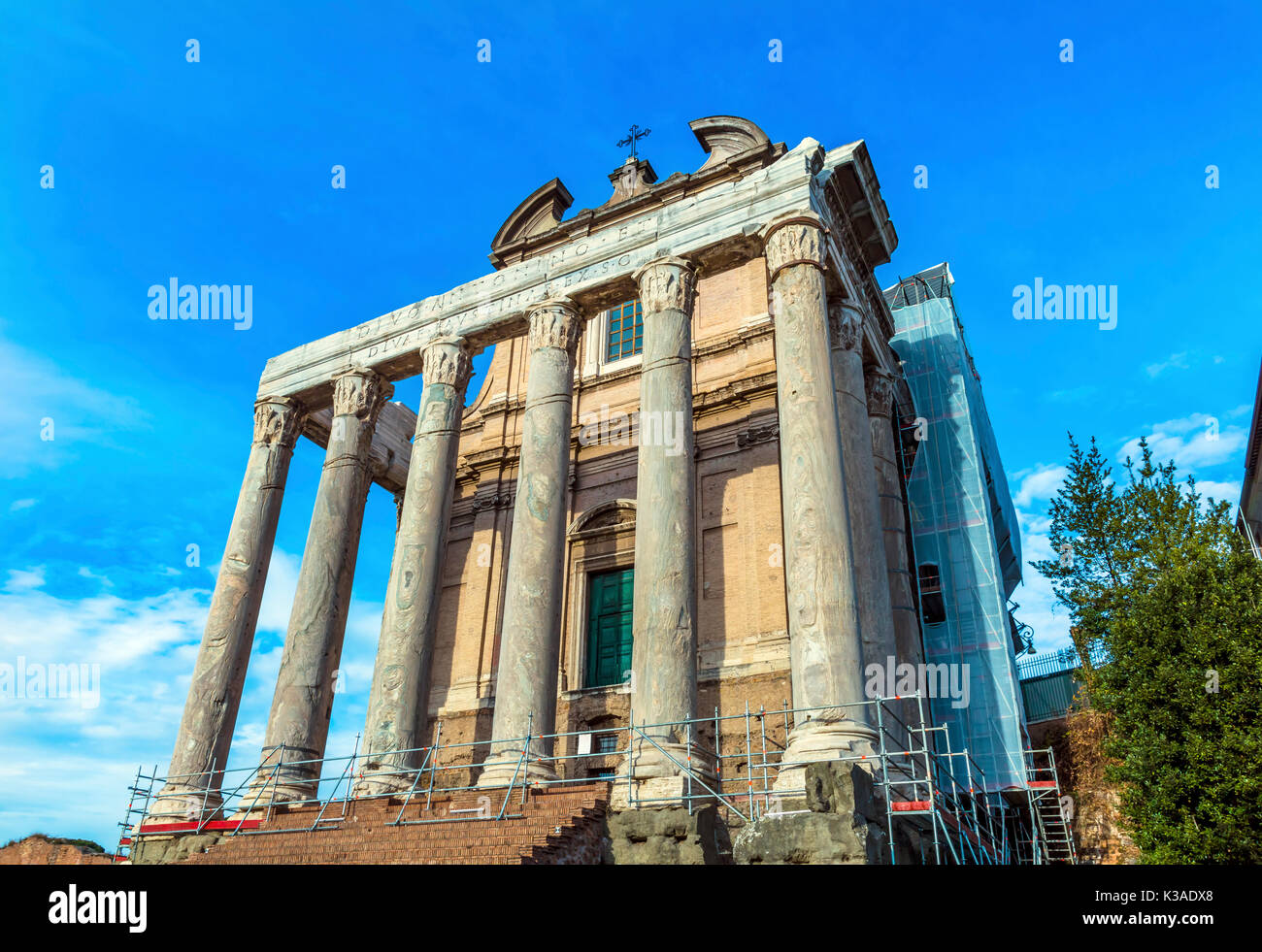 Tempel Kaiser Antonius und Frau Faustina korinthischen Säulen Forum Romanum, Rom, Italien. Tempel erstellt in 141 AD von Kaiser, jetzt Teil von San Lorenzo Kirche Stockfoto