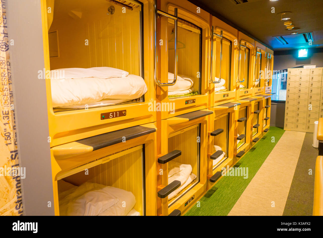 Tokio, Japan, 28. Juni - 2017: Innenansicht der Capsule Hotel im Stadtzentrum. Kapsel Hotels sind günstiger Strukturen sehr berühmt in Tokio Stockfoto