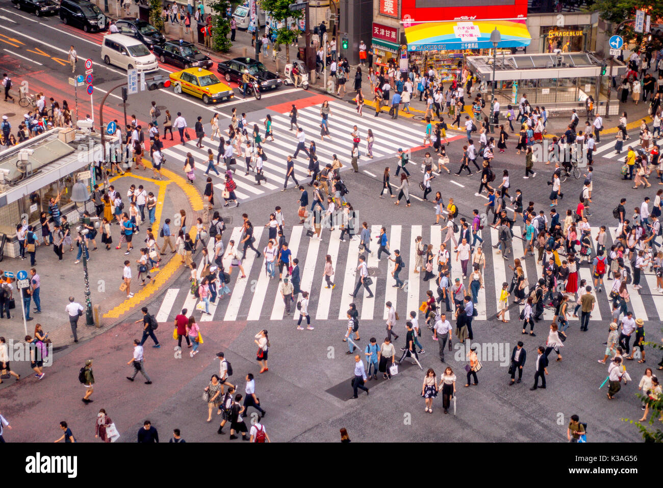 Tokio, Japan, 28. Juni - 2017: Blick von oben auf die Masse der Leute Kreuzung in Shibuya Straße, einer der belebtesten Fussgängerstreifen in der Welt, im Bezirk Ginza in Tokio Stockfoto