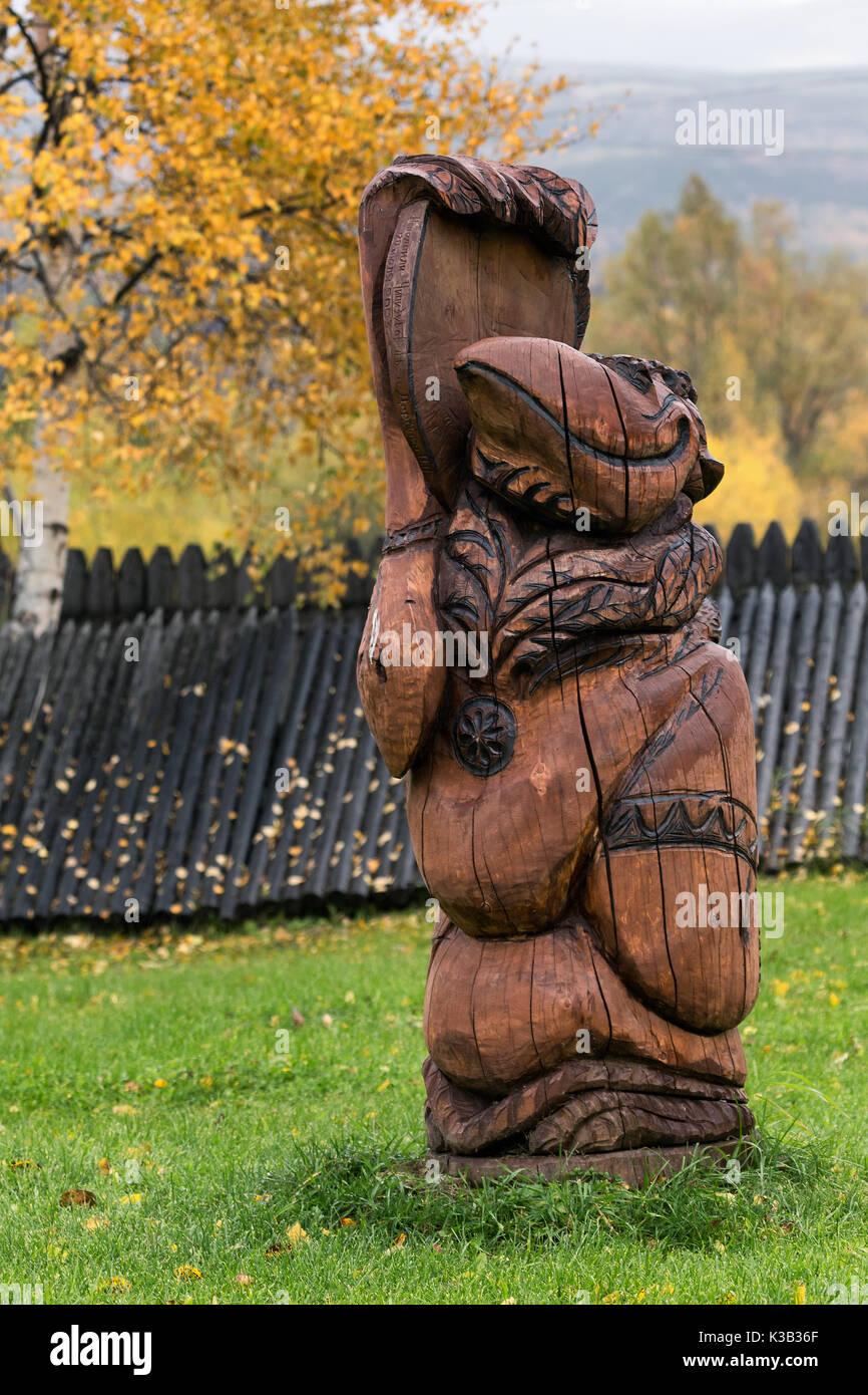 Traditionelle Holzschnitzerei - Kutkh - Verkörperung des Geistes von Raven, die traditionell von verschiedenen indigenen Völkern verehrt. Bystrinsky Ethnografischen Museum. Stockfoto