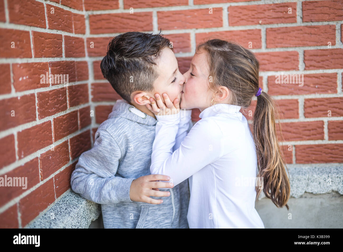 Erste Liebe und Küssen zwei Glückliche cute Kids treffen Stockfoto