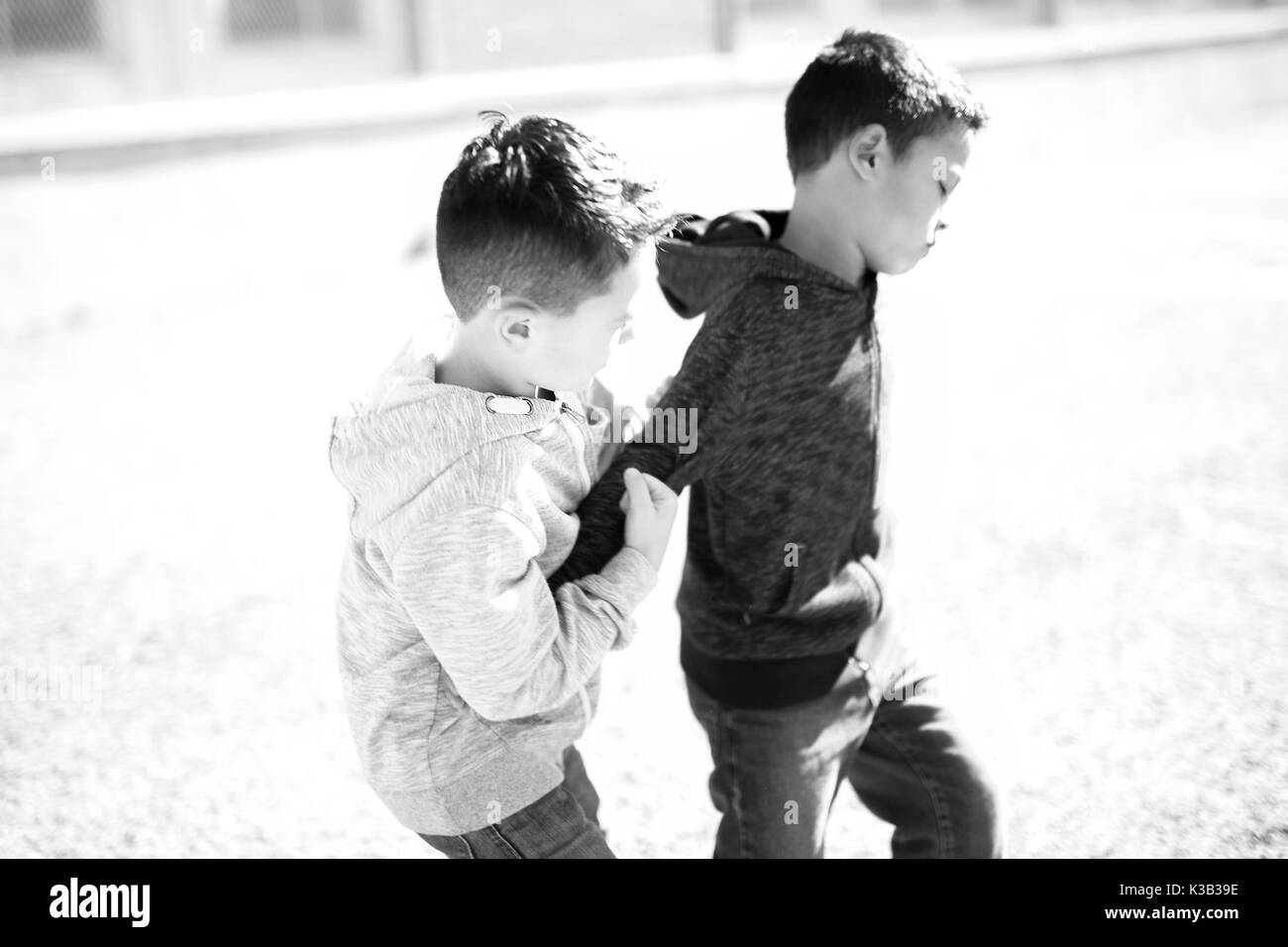 Zwei Jungen, die Kämpfe in Spielplatz Stockfoto