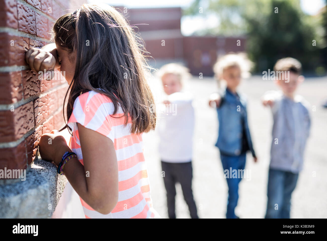 Elementare Alter Mobbing in Schulhof Stockfoto