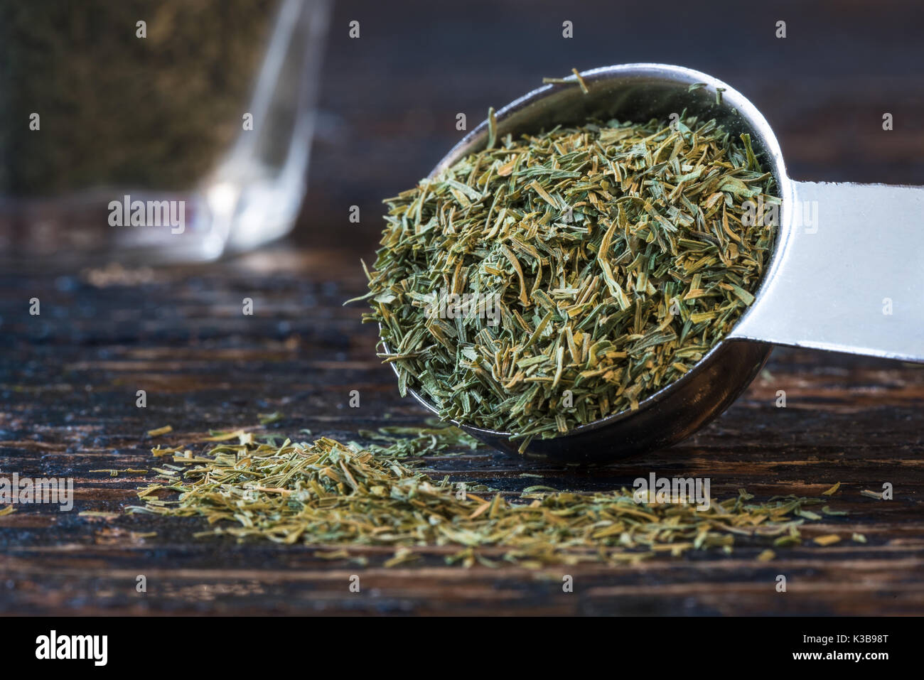Dill Weed verschüttet aus einem Teelöffel Stockfoto