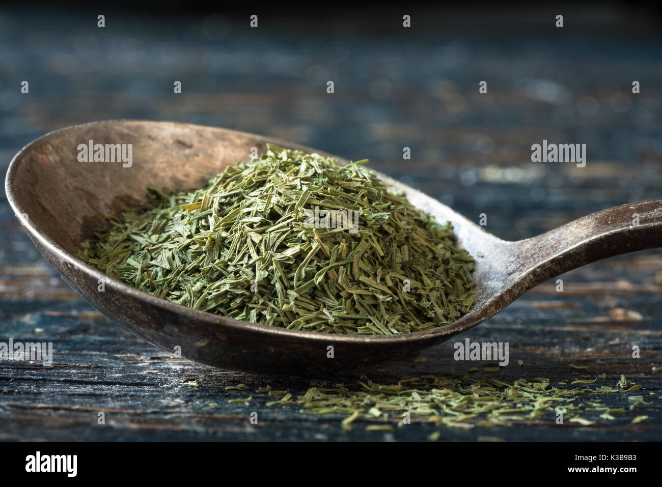 Dill Weed in a Vintage Löffel Stockfoto