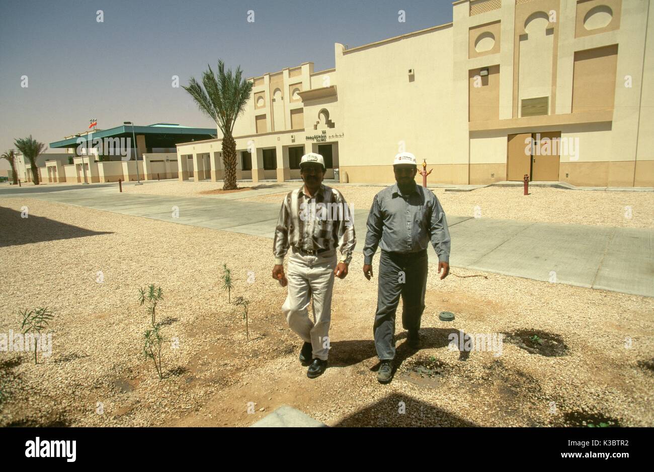 Rub Al-Khali Wüste, Leere Viertel, Saudi-Arabien, In der Mitte der gigantischen Dünen der Leere Viertel, wo Saudi Aramco die Shaybah Ölfeld mit großen Gas öl Luftzerlegungsanlage entwickelt hat, ist die Wohn- und administrativen favilities. Stockfoto
