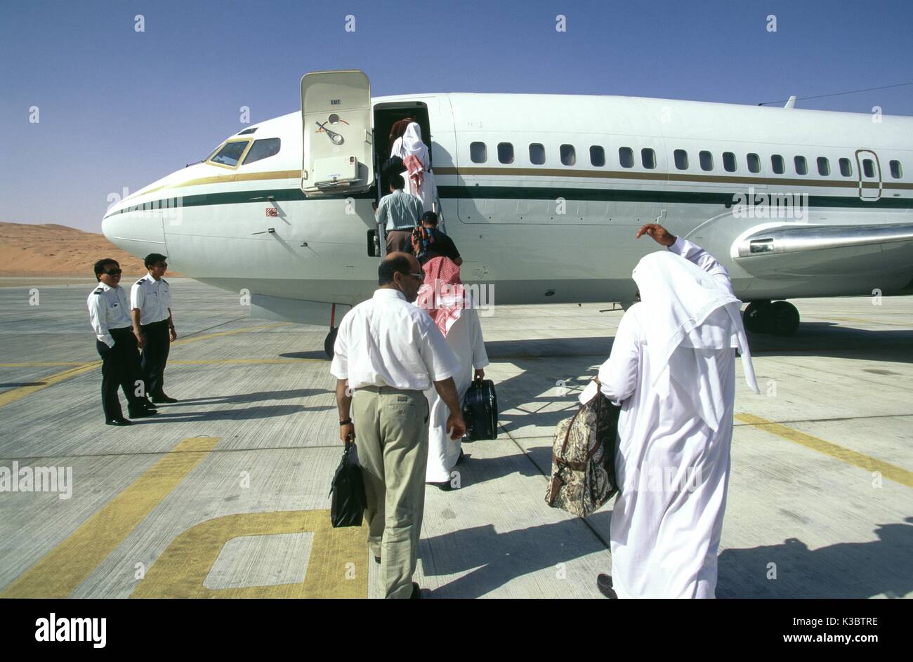 Saudi Aramco Mitarbeiter an Bord des Saudi Aramco 737 Unternehmen ebene Shaybah Flughafen, nach ihrer Arbeit pflicht Tour am Shaybah Gas öl Luftzerlegungsanlage (gosp), eine große Gas-, Öl- und Produktionsstätte in das Leere Viertel Wüste Saudi Arabiens, in der Nähe der Grenze zu den Vereinigten Arabischen Emiraten. Stockfoto