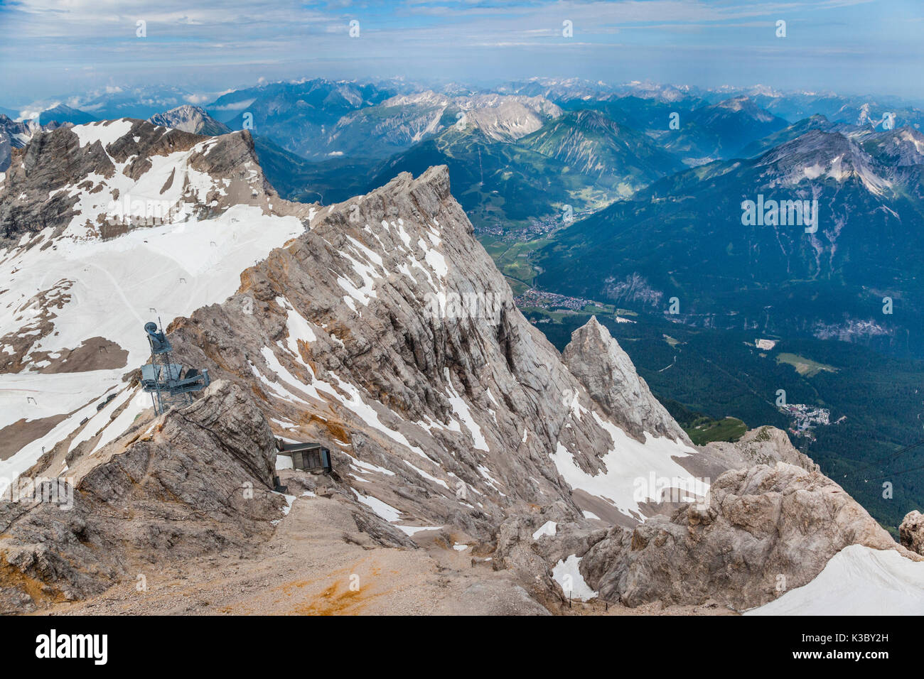 Blick auf Zugspitzeck und Zugspitzplatt, einem Plateau unterhalb des Gipfels der Zugspitze, Bayerische Alpen, Wettersteingebirge, Bayern, Deutschland Stockfoto