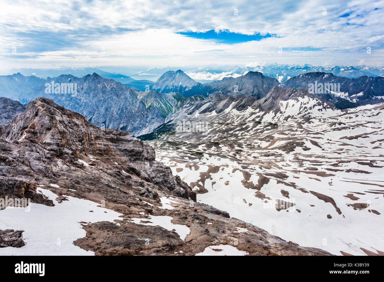 Blick auf dem Zugspitzplatt, einer Hochebene unterhalb des Gipfels der Zugspitze, Bayerische Alpen, Wettersteingebirge, Bayern, Deutschland Stockfoto