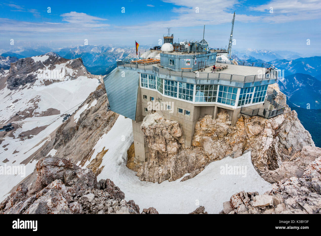 Zugspitze Gipfel station Terrasse, Wettersteingebirge, Bayerische Alpen, Bayern, Deutschland Stockfoto