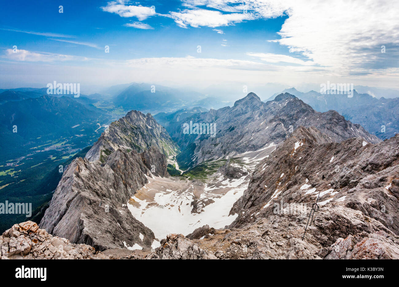 Blick auf den Höllentalferner Gletscher, Riffelwandkamm ridge und Jubiläumsgrat Ridge vom Gipfel der Zugspitze, Bayerische Alpen, Wetterstein Doppelzi. Stockfoto