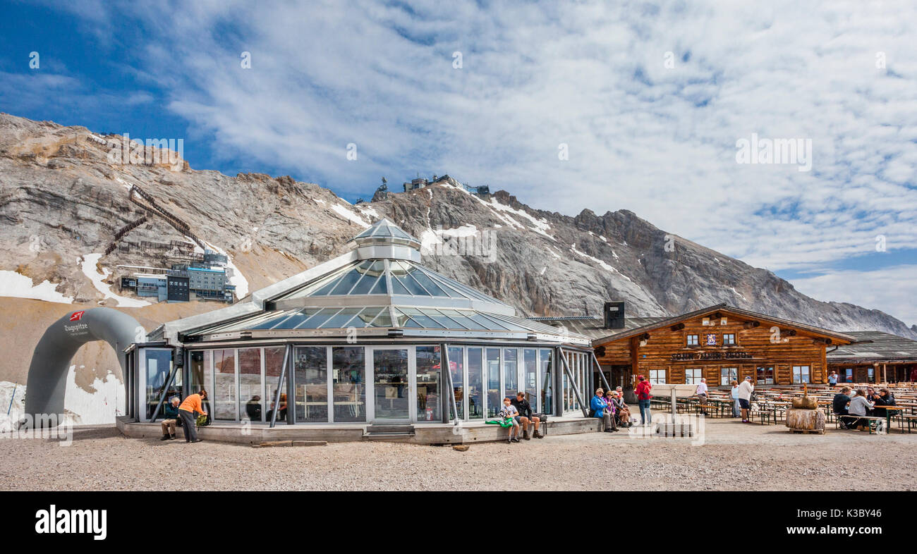 Deutschland, Bayern, Bayerische Alpen, Wettersteingebirge, Zugspitze, Restaurant SonnAlpin und Schneefernerhaus auf dem Zugspitzplatt Karst Stockfoto