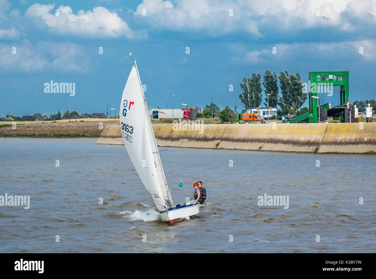 Deutschland, Niedersachsen/Schleswig-Holstein, segeln die Elbe zwischen Glückstadt und Wischhafen Stockfoto