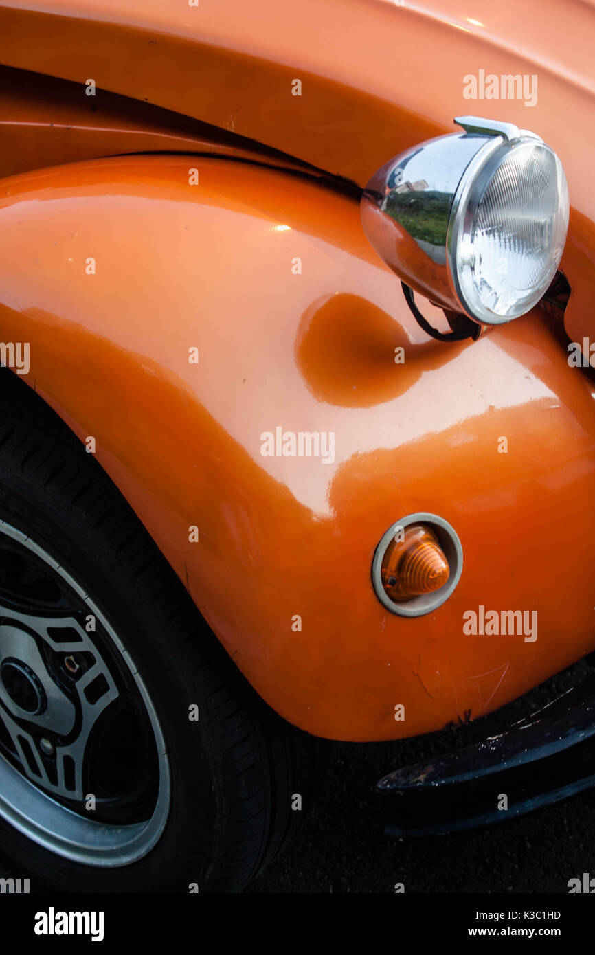Orange Oldtimer Citroen 2CV, Nahaufnahme, Detail der vorderen Scheinwerfer und Kotflügel Stockfoto