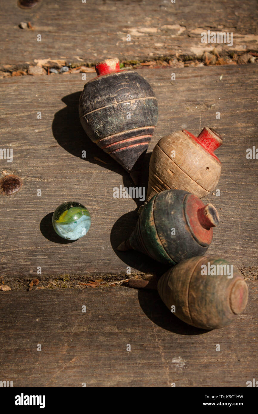Alte hölzerne spin Spielzeug top und Marmor auf dem Holzboden Stockfoto