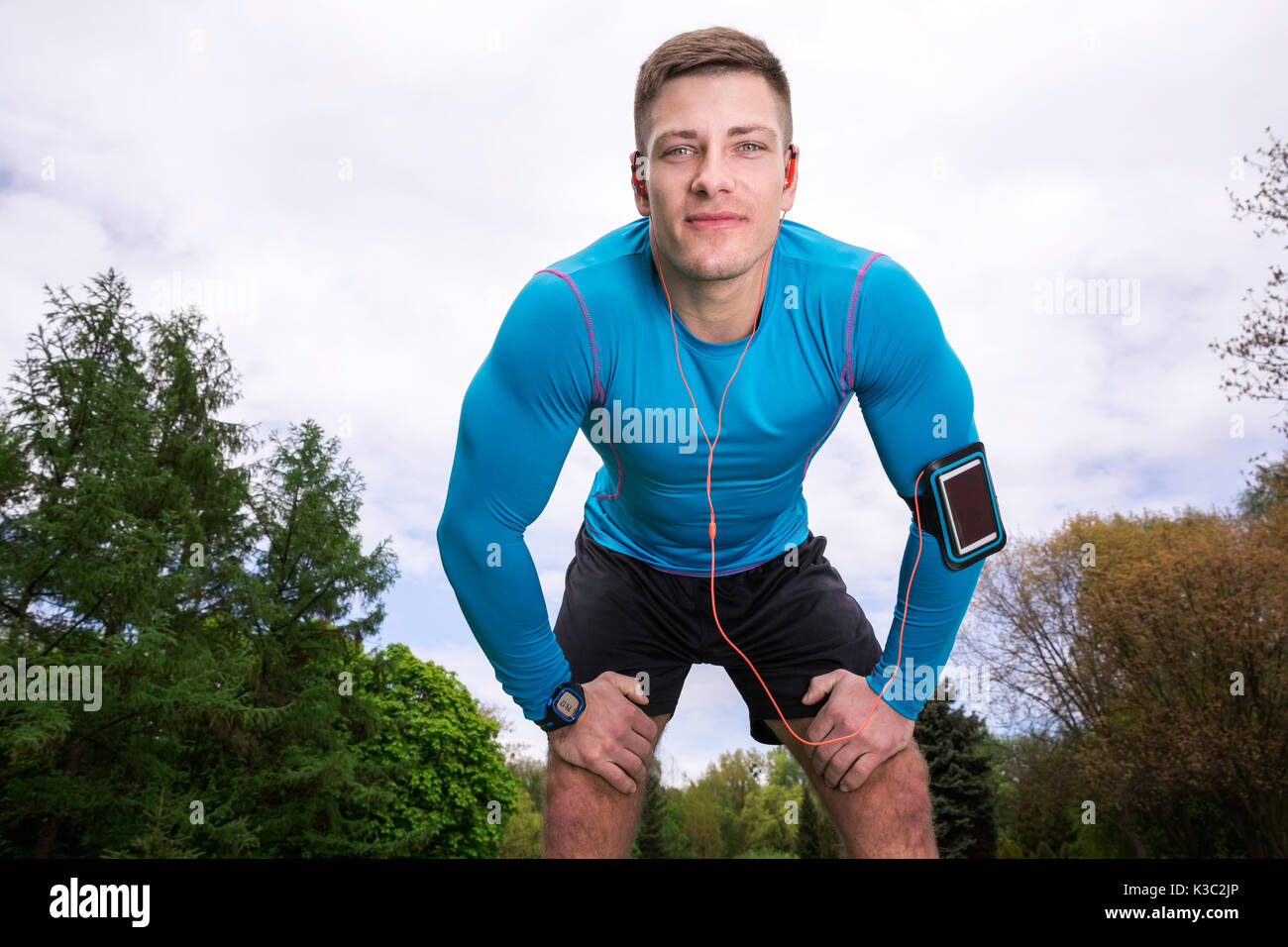 Ein Foto der jungen, gut gebauten Mann im sportlichen Outfit. Er ist sehr zufrieden. Stockfoto