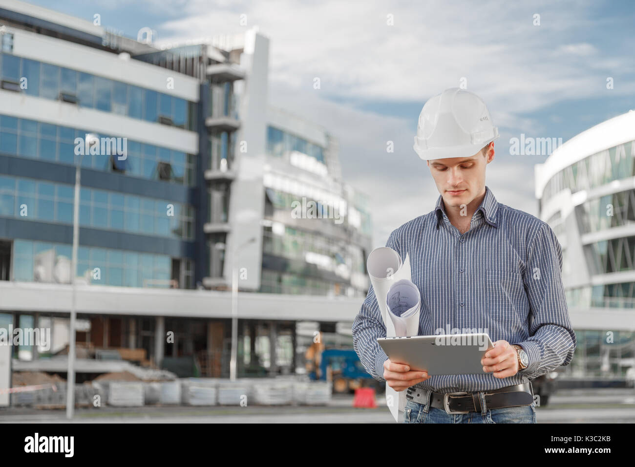 Das Konzept der Verwendung von neuen Technologien als Ingenieur im Bauwesen. Stockfoto