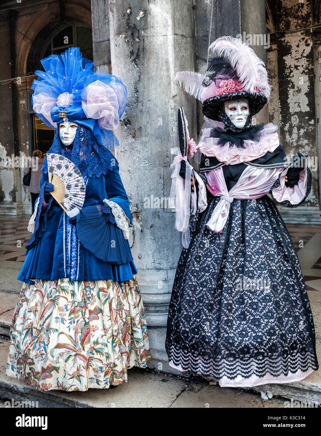 Venedig, Italy-February 18,2012: Zwei Personen tragen bestimmte Kostüme und Masken in Venedig während des Karnevals. Stockfoto