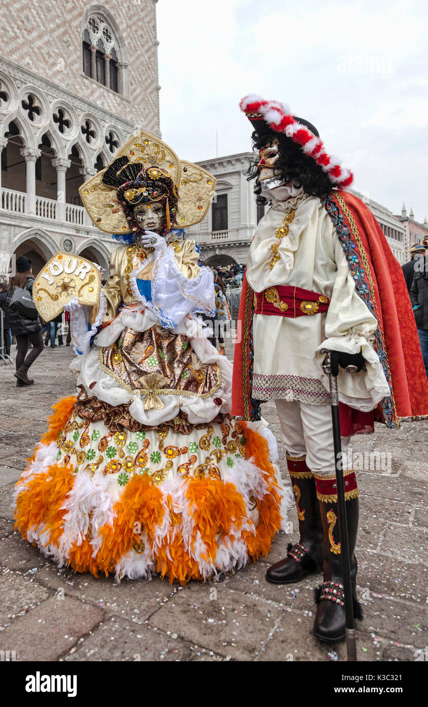 Venedig, Italien - Februar 19., 2012: Ökologische Portrait von ein paar tragen schöne bunte Kostüme und Masken im Karneval von Venedig. Stockfoto