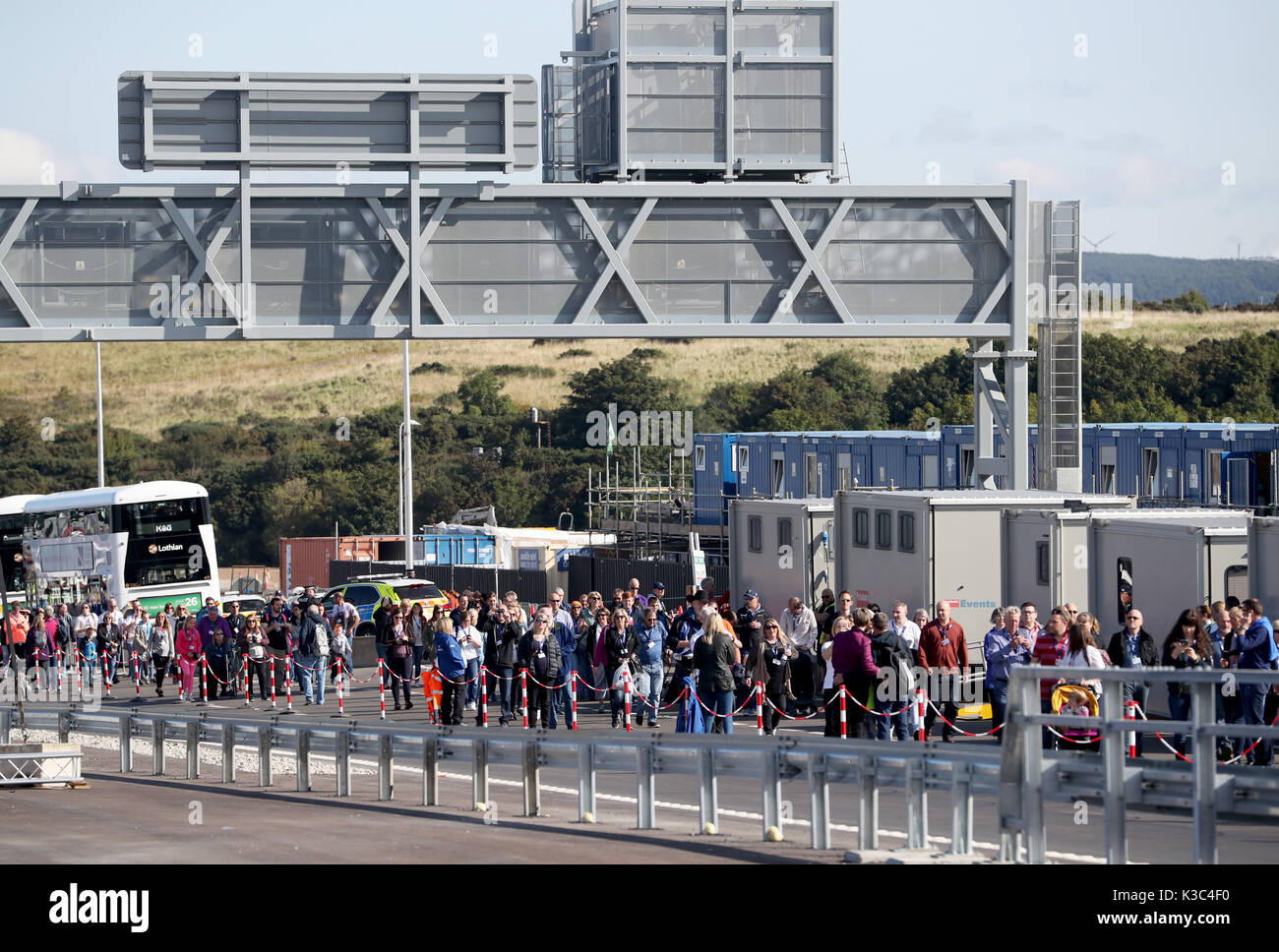 Wettbewerb - Gewinner zu Fuß über die Queensferry Überfahrt in eine einmalige Chance ist, die neue Brücke zu Fuß zu überqueren. Stockfoto