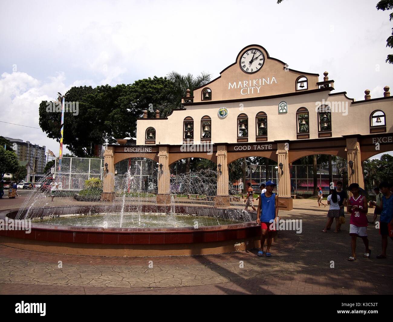 MARIKINA CITY, Philippinen - 28. AUGUST 2017: ein Brunnen an einer im Park und ein architektonisches Design außerhalb ein Sportstadion in Marikina Cit Stockfoto