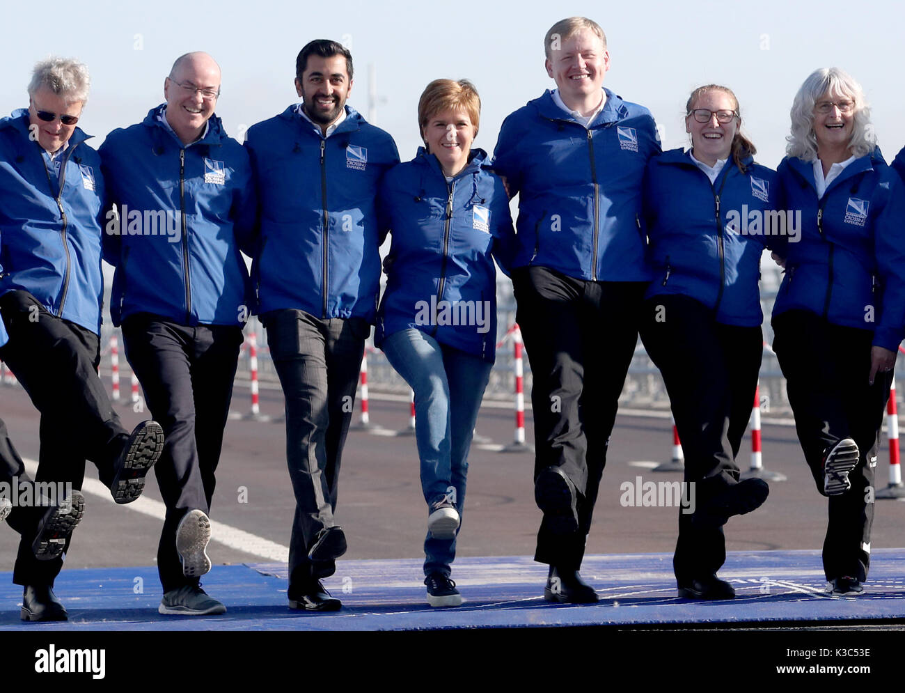 Erster Minister Nicola Sturgeon mit Freiwilligen, bevor man über die Queensferry Überfahrt in eine einmalige Chance ist, die neue Brücke zu Fuß zu überqueren. Stockfoto