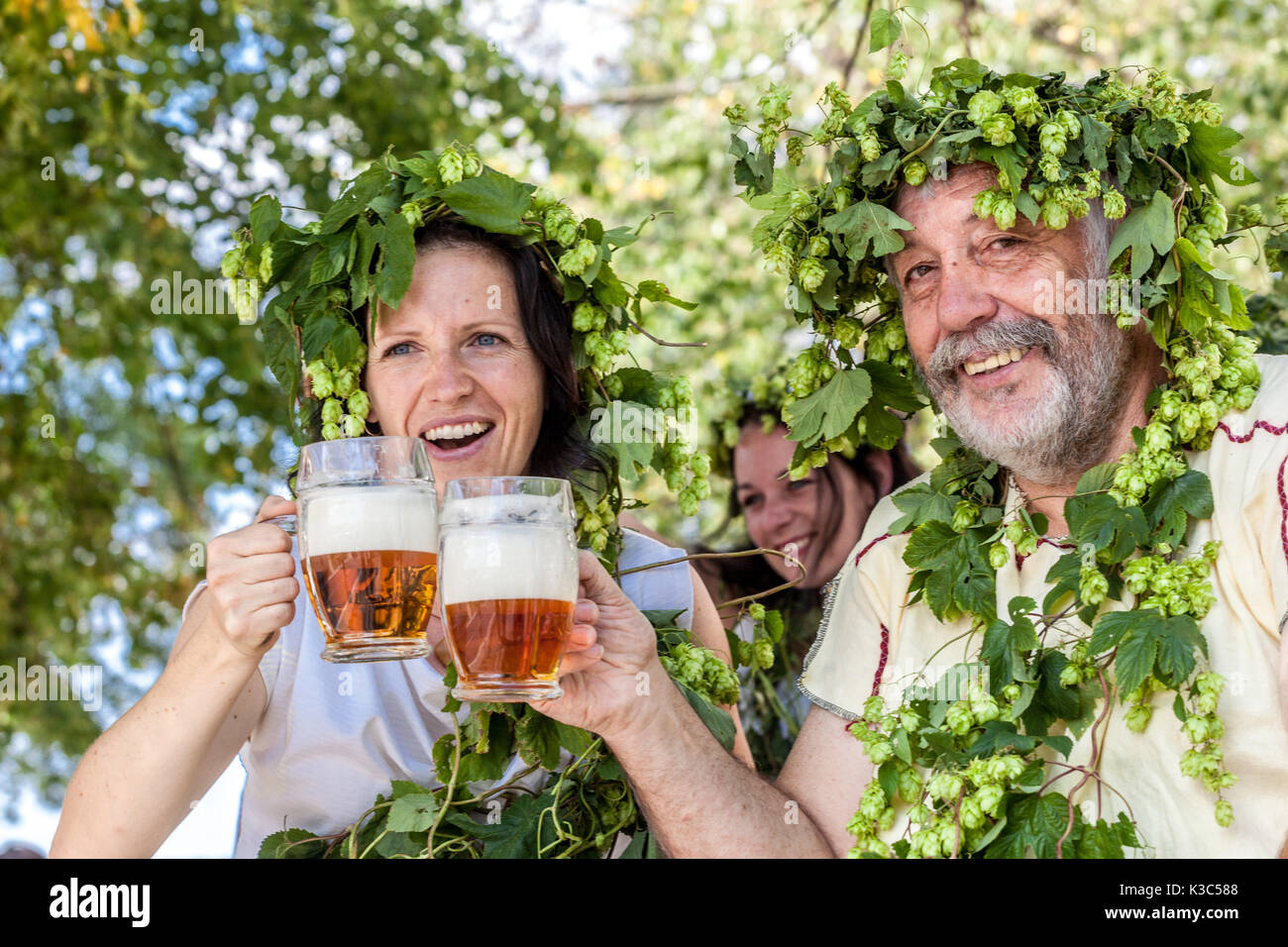 Tschechische Bierfestsmenschen Bier trinken Tschechische Republik Bierpflanzen Menschen dekoriert mit einem Hopfenkranz Mann und Frau Stockfoto