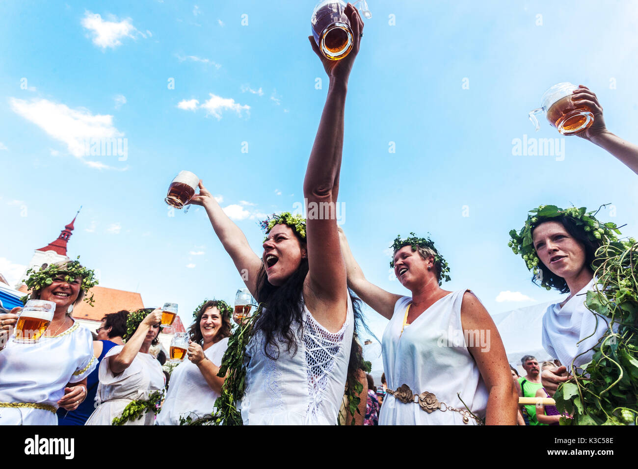 Götter und die Göttin des Hopfens besuchten und eröffneten das tschechische Bierfest Jevisovice, Tschechische Republik, wo sie Bier genossen Stockfoto