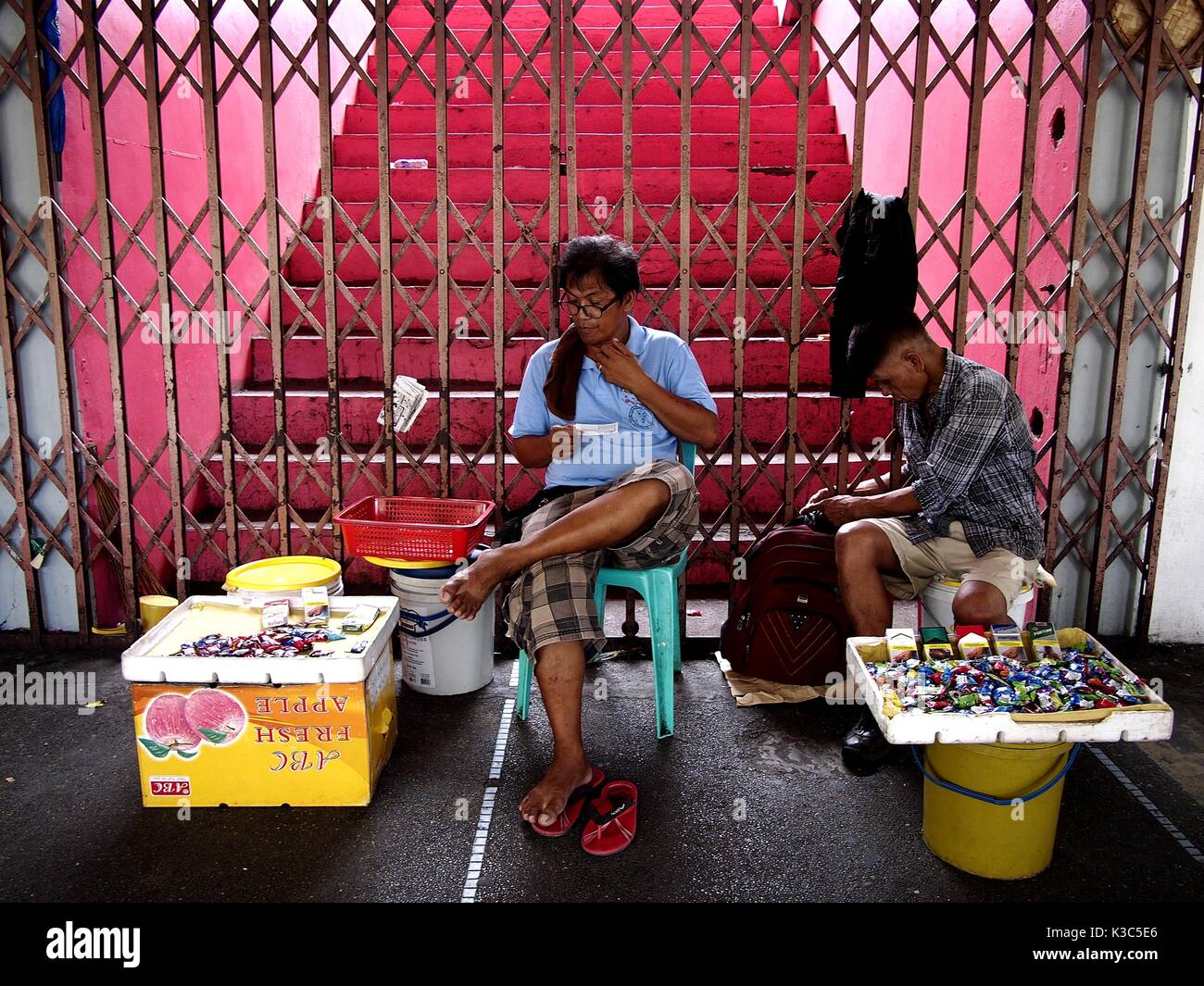 MARIKINA CITY, Philippinen - 28. AUGUST 2017: Straßenhändler verkaufen, Süßigkeiten und Zigaretten außerhalb ein Sportstadion l in Marikina City, Philippinen. Stockfoto