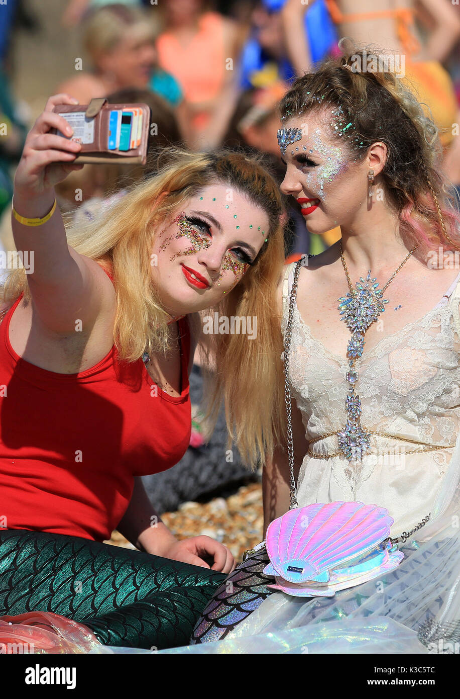 Teilnehmer gekleidet wie Meerjungfrauen in Bexhill-on-Sea, East Sussex, für einen Guinness Weltrekord Versuch der größte Versammlung von Meerjungfrauen in einem Platz, während der jährlichen Festival des Meeres in der Stadt. Bild Datum: Samstag, September 2, 2017. Photo Credit: Gareth Fuller/PA-Kabel Stockfoto