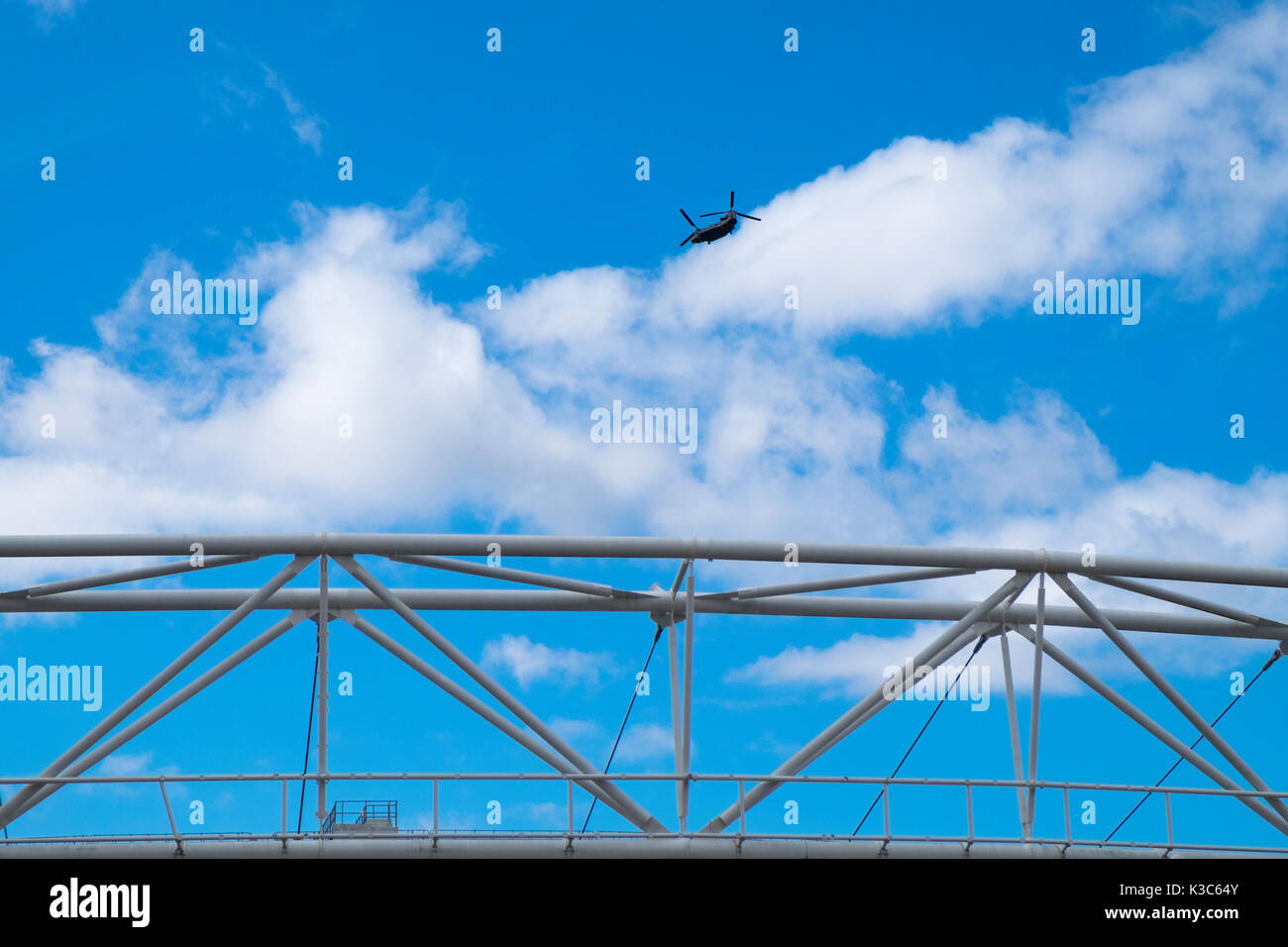 Chinook fliegt über dem Londoner Stadion Stockfoto