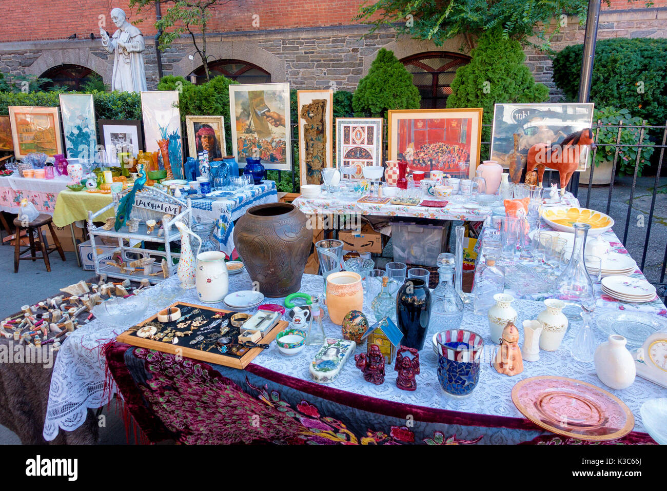 Eine Stadt Hof Verkauf im SoHo historischen Viertel von New York City mit Kunst und anderen Elementen Stockfoto