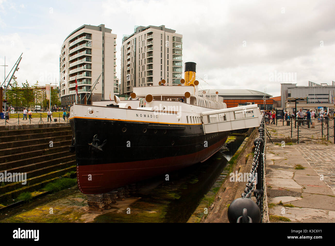 Tall Ships Besuch Juli 2015 und SS Nomadischen, Ausschreibung bis zur Titanic ist eine zusätzliche Attraktion in der Belfast Titanic Quarter. Es sitzt im Hamilton Dock wit Stockfoto