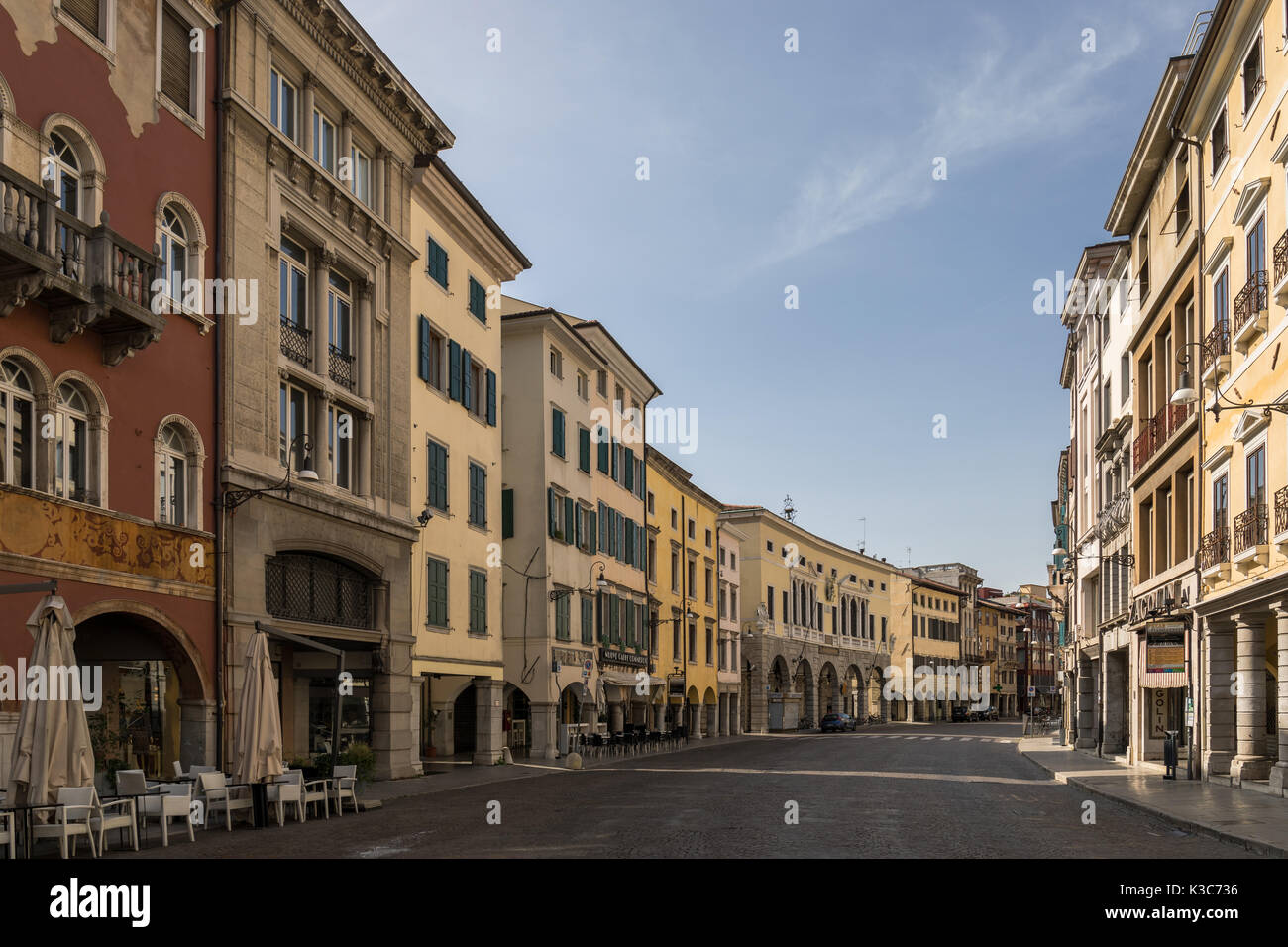 Farbenfrohe Gebäude im historischen Zentrum von Udine (Via Mercatovecchio), Friaul Julisch Venetien, Italien Stockfoto