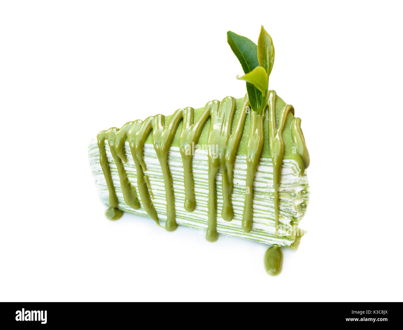 Geschlossen bis grüner Tee Blatt auf Kuchen mit Matcha grüner Tee, auf weißem Hintergrund Stockfoto