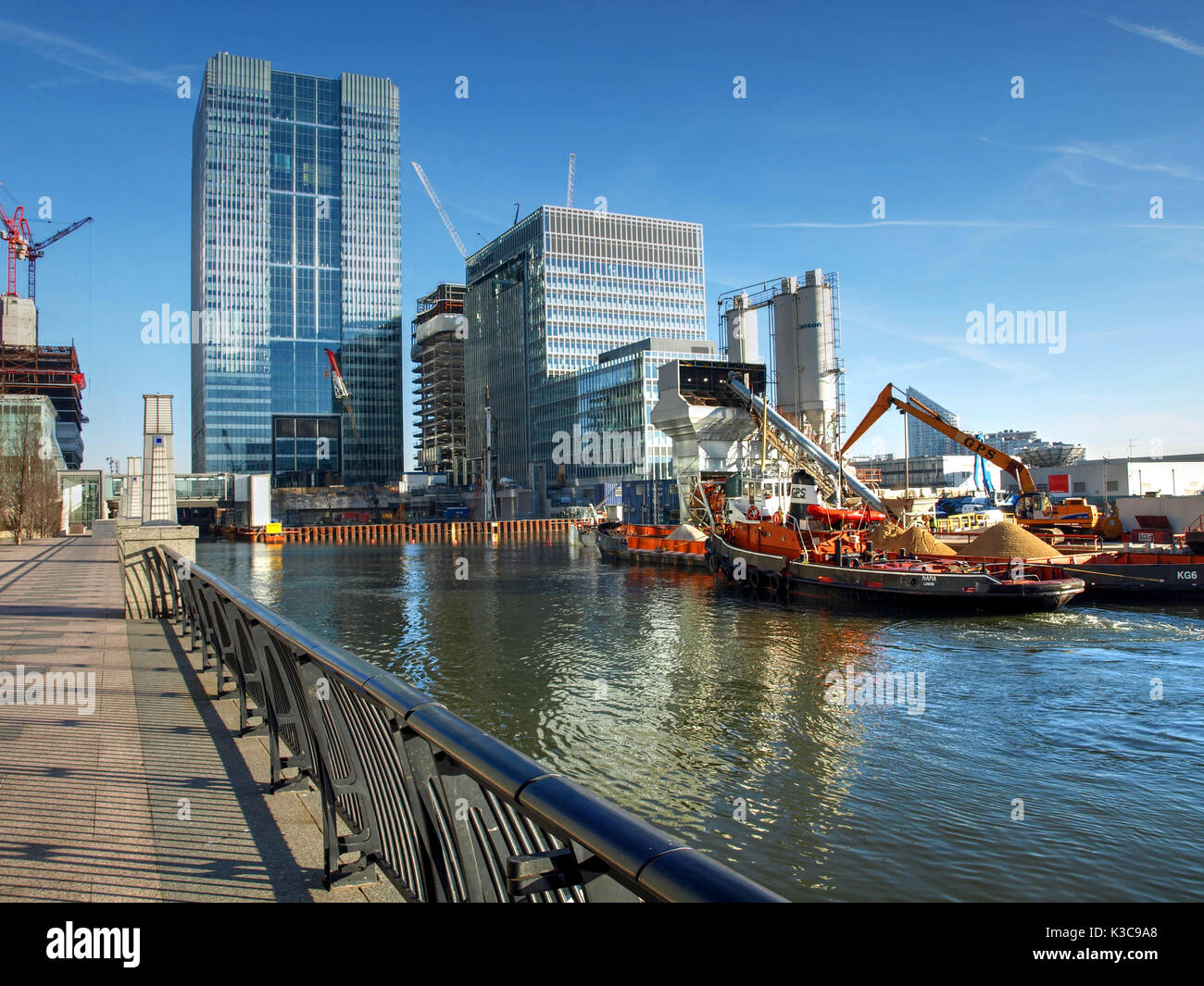 Finanzämter in den Londoner Docklands mit Dock in den Vordergrund und Bauarbeiten Stockfoto