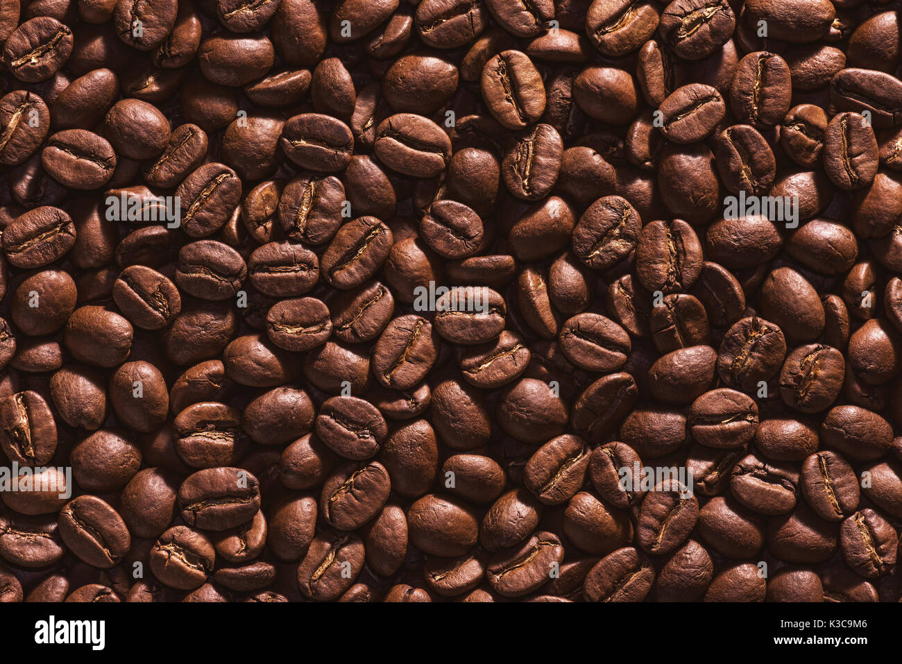 Geröstete Kaffeebohnen auf einer flachen Hintergrund. Stockfoto