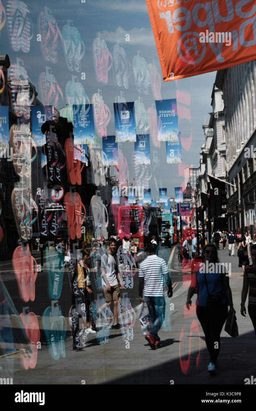 Shopping in der Regent Street, London, Vereinigtes Königreich Stockfoto