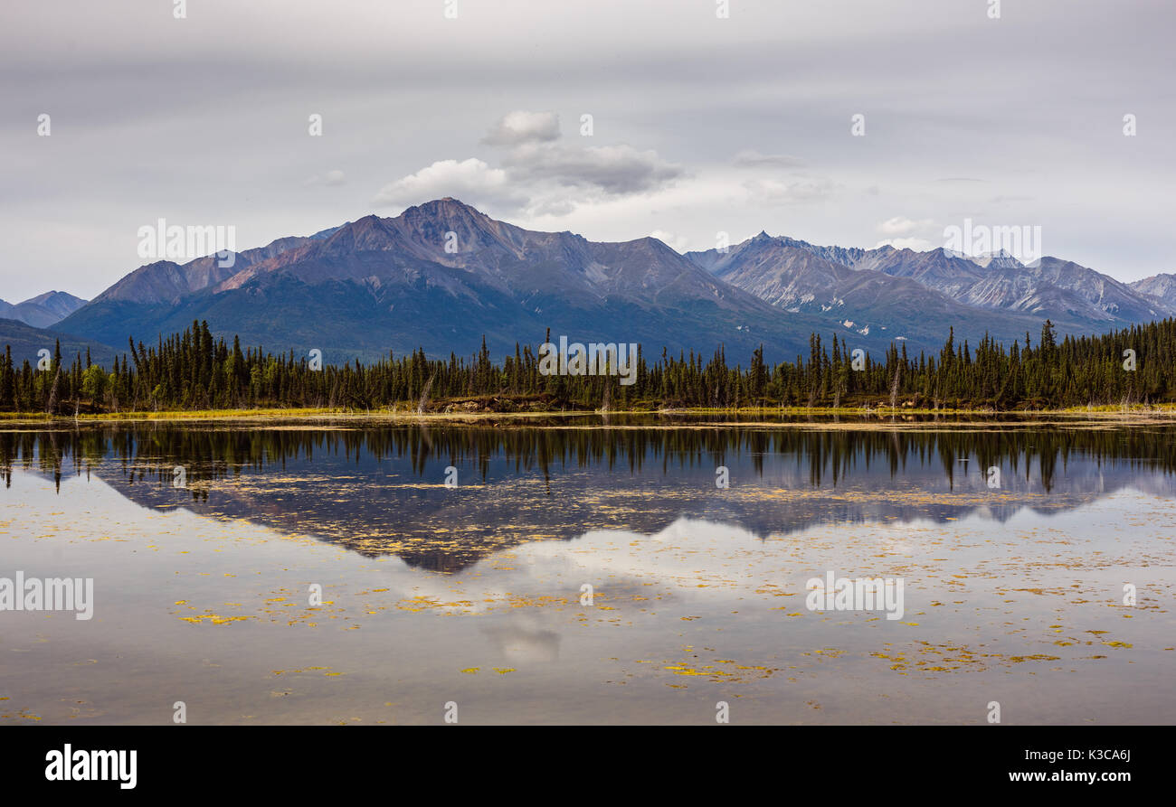 Reflektierende Berg. Gegenüber Mentasta Tok Lodge auf der Autobahn. Alaska. Stockfoto