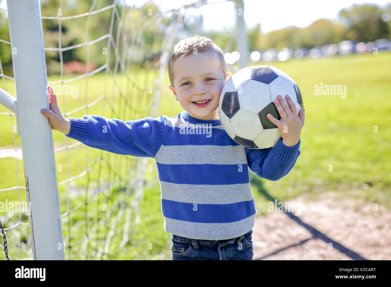 Junge mit Fußball im Park Stockfoto
