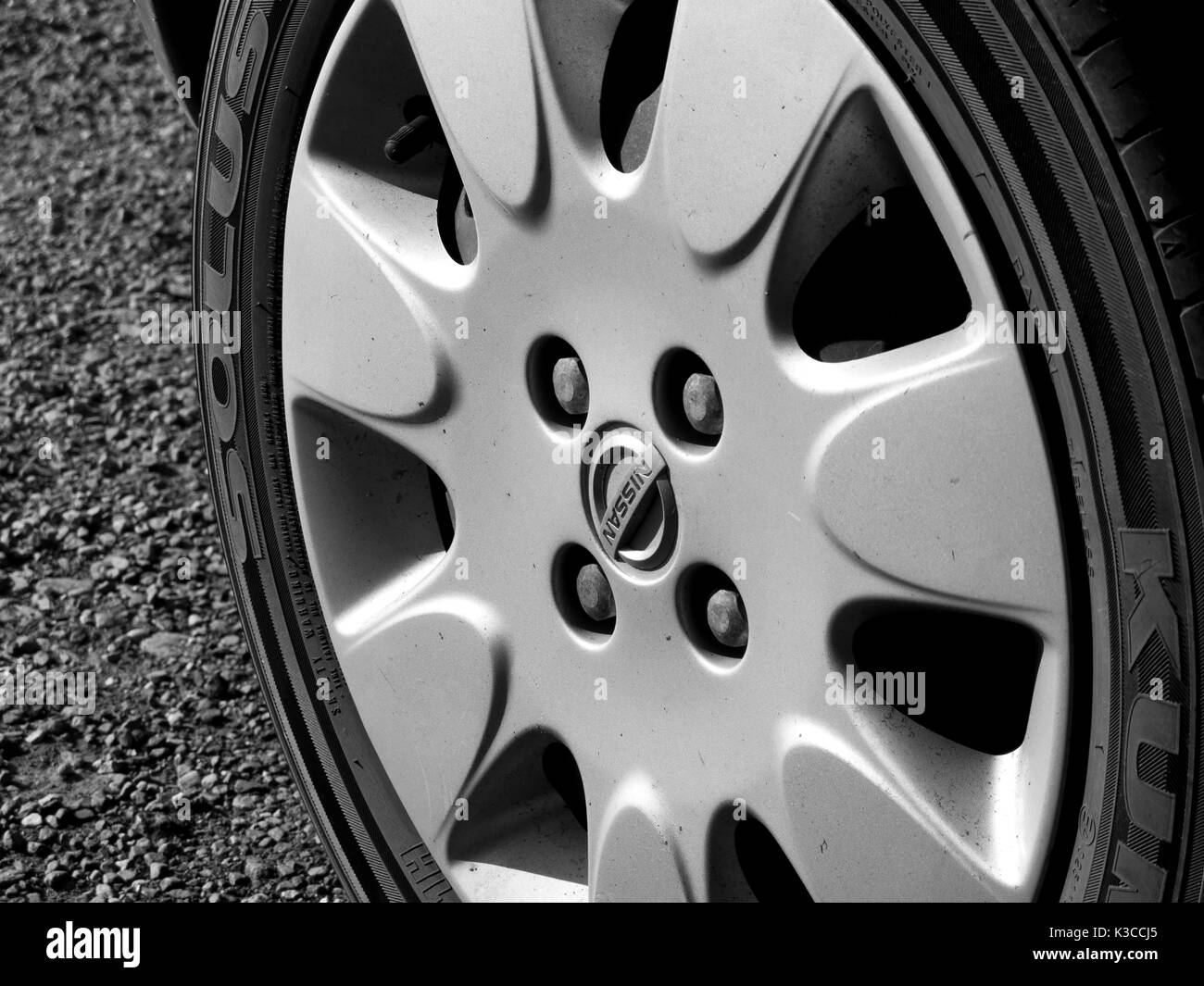 Monochrome Nissan Micra Radnabe Gap und Reifen Stockfoto