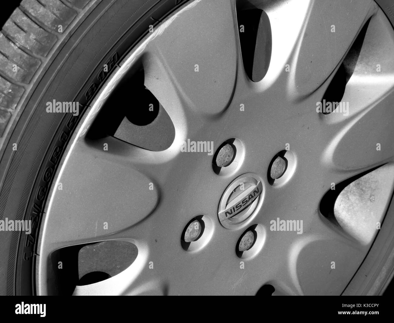 Monochrome Nissan Micra Radnabe Gap und Reifen Stockfotografie - Alamy