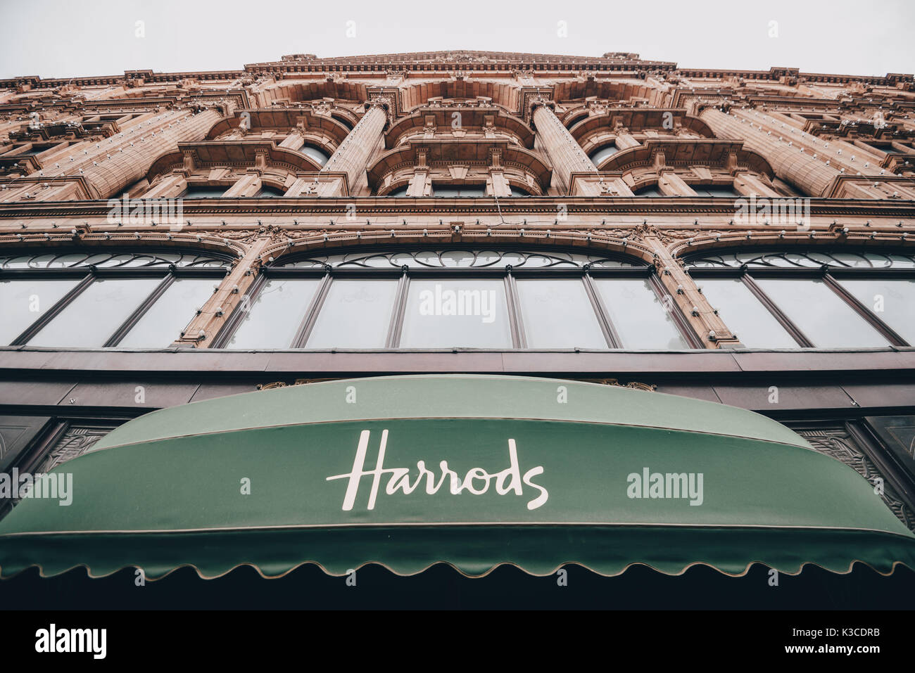 Kensington, London, Großbritannien, 4. Mai 2017: Harrods Einkaufszentrum Storefront von Brompton Road in Kensington, London gesehen Stockfoto