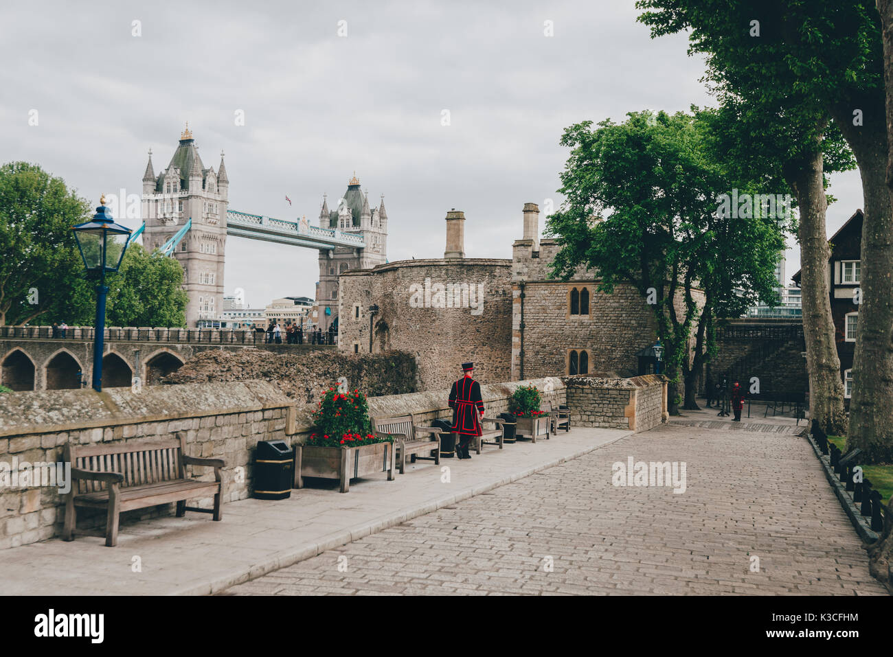 Beefeater Schutzvorrichtung mit der Tower Bridge im Hintergrund Stockfoto