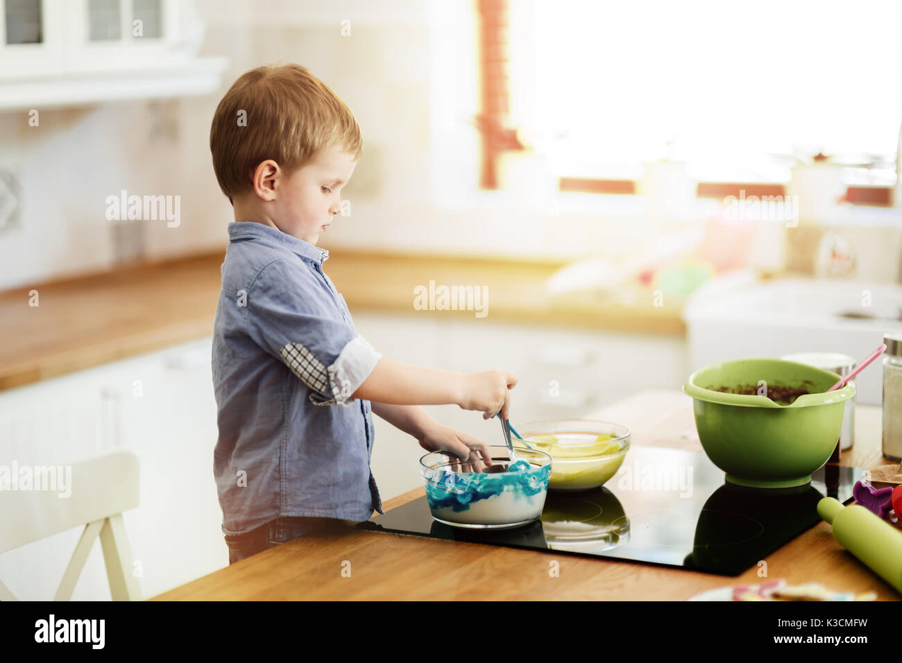 Niedliche kind Lernen, ein Chef zu werden. Stockfoto