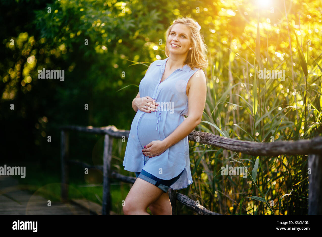 Schöne schwangere Frau in der Natur Stockfoto